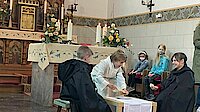 Kinder spielen im Gottesdienst die Emmausgeschichte