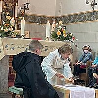 Kinder spielen im Gottesdienst die Emmausgeschichte