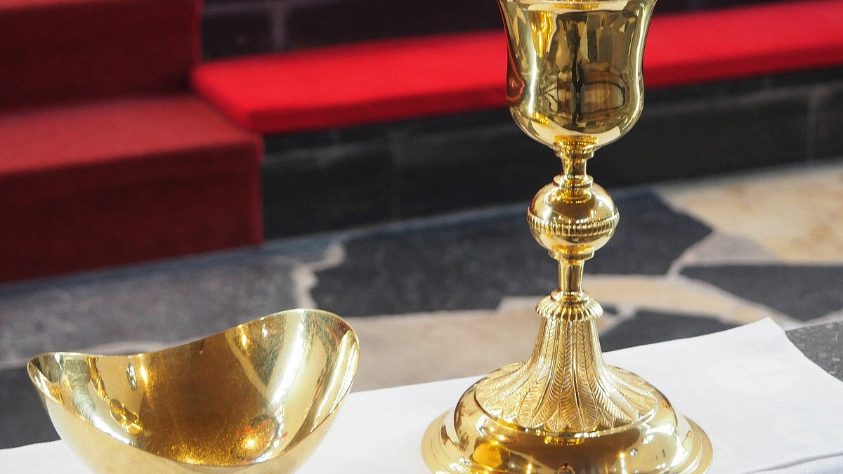 St. Maria Magdalena Mengerskirchen erbt Kelch und Schale