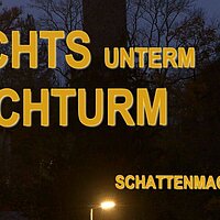 Nachts unterm Kirchturm: Schattenmacher