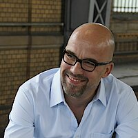 Kabarett von Lutz von Rosenberg-Lipinski: „Geld. Macht. Angst“